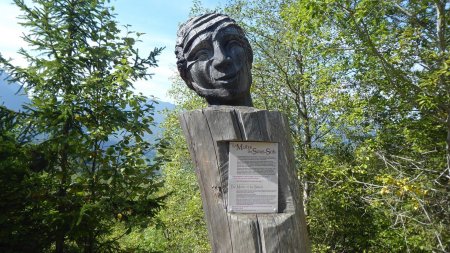 Le Maître des Sous Sols. Statue et panneau d’informations sur la géologie dans les Bauges