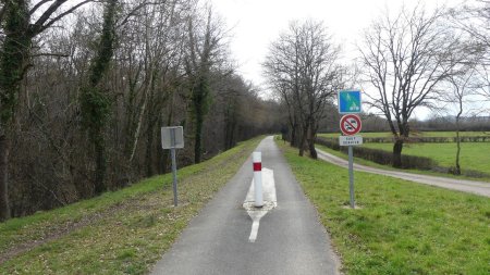 Traversée de la voie verte, ancienne voie de chemin de fer entre Cluny et Chalon