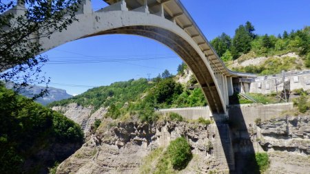 ...En passant sous le pont routier.