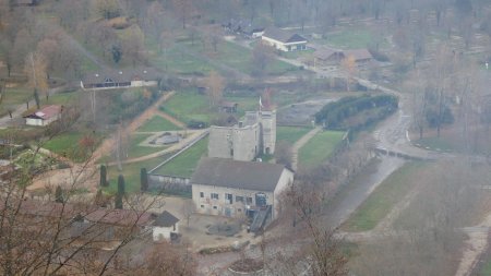 Les vestiges du château de Chalain, détruit accidentellement en 1945