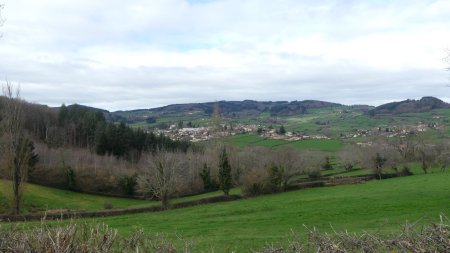 Au fond, le village de Matour