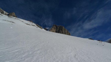 Le dévers devient plus raide.