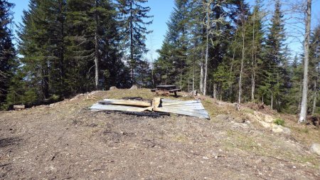 Il y avait ici un petit chalet en rondins (c’est marqué sur le panneau)...il ne reste que la table !