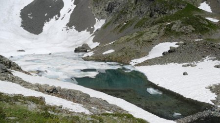 Le Lac de Belledonne n’est pas près d’être totalement dépourvu de neige.