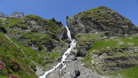 Une petite cascade du Ruisseau du Molard issu du lac.