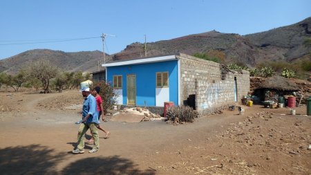 Lagoa, départ du chemin à gauche de la maison