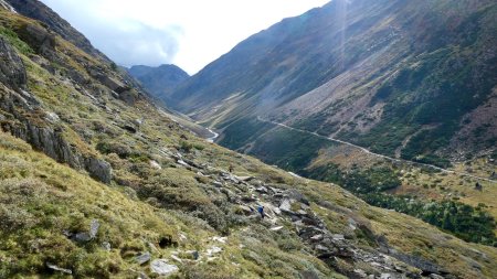 Après une descente raide, on rejoint un pont pour retrouver la piste4*4 qui nous ramène sur Vent.