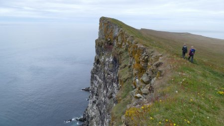 La sente n’est jamais très très proche du bord de la falaise ; on comprend pourquoi.