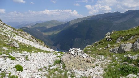 Vue vers le Col de la Croix de Fer ; espérons que les cyclos sont partis très tôt pour y grimper !