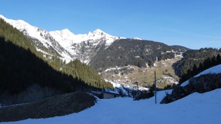 Dans l’ombre du Chornais, tout en bas le Planay