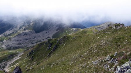 Sommet du Roc Rouge, vue vers le col de Montjoie