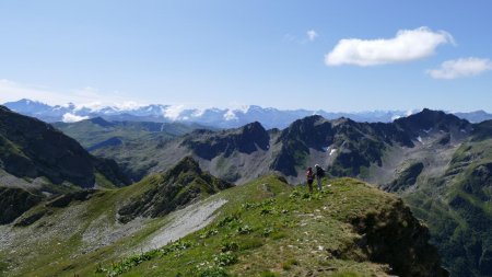 Un dernier brin de causette avant le sommet. Sur l’horizon, de la Grande Casse à gauche au secteur des Ecrins à droite.