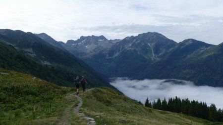 Vers le Pic du Frêne on a droit à un deuxième plafond de nuages.