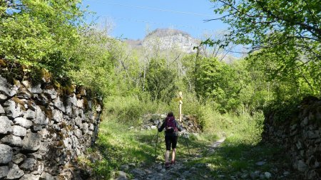 À droite, montée, à gauche, retour