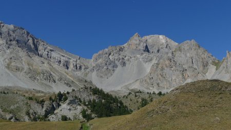En face, le Pas du Curé donnant accès au Val d’Escreins.