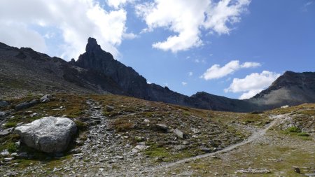 Tête des Toillies, Col de la Noire, Pic de la Farnéiréta composent l’horizon.