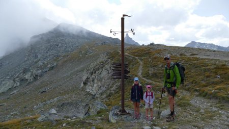 Les ’tuyaux d’orientation’ du col sont un peu hauts pour elles ... mais, compte tenu des nuages, ils sont inutiles ce jour.