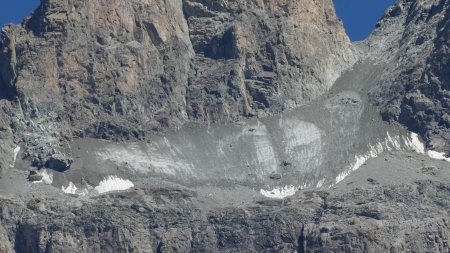 Zoom sur ce qu’il reste du Glacier Carré. Sur la gauche de la photo, d’énormes blocs en attente de plonger dans le vide.