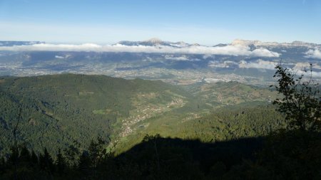 La vallée est déjà bien ensoleillée.