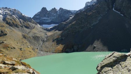 Le lac est plutôt verdâtre que blanc, mais il est magnifiquement situé.