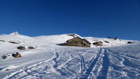 De chalets en chalets et de bosses en bosses vers le Dôme de Vaugelaz