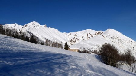 Chalet isolé, vue sur Tête de Fer, la Dent, Plan des Queux, Pointe de Daillait