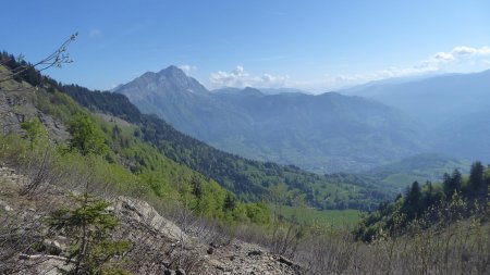 Dans le Creux du Cayon, vue arrière vers les Aravis