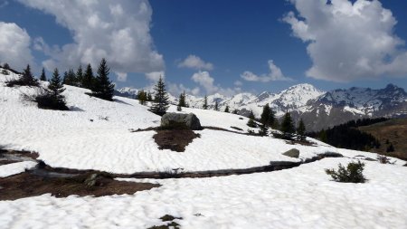 Descente hors sentier vers le lac des Bâches