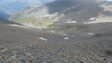 Sur la droite : les pentes d’éboulis vers le Clot Amena