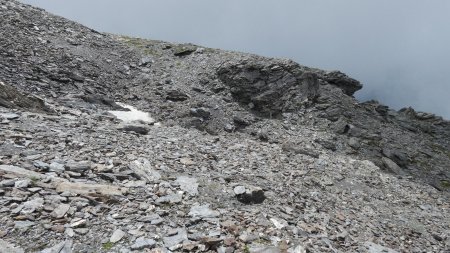 Franchir le creux pour atteindre le replat herbeux qu’on devine en haut à gauche