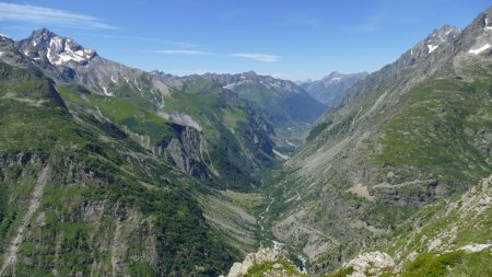 La vallée de La Chapelle en Valgaudemar... et tout au loin l’Obiou.