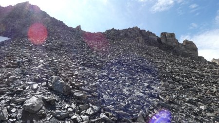 Début de descente : l’éboulis pénible, sous la Pointe Boussac (à droite)