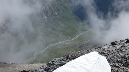 Entre deux vagues de nuages, plongée sur le vallon du Ribon