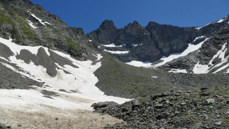 Encore un peu de neige en ce 9 juillet 2020 ; deux randonneurs visibles sur la photo.