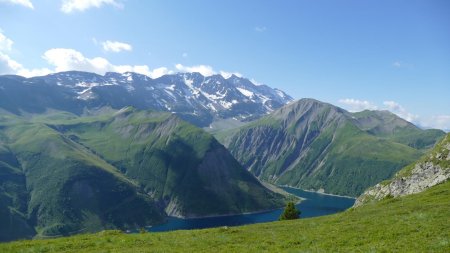 Lac de Grand Maison et le Sabot qui le surplombe.