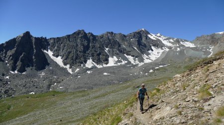 Arrivée au Col Manteau. Cime d’Entrelor à l’horizon sur la droite.