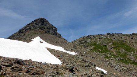 Montée finale pour le lac Blanc à droite du névé et son imposante corniche