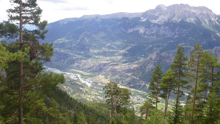 En bas, la Vallée de la Durance, La Roche de Rame et son Plan d’Eau