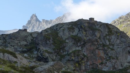 1er verrou sur lequel est perché le refuge d’Ambin (2270m)