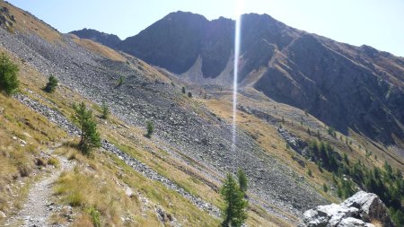 Suivre ce sentier, puis bifurquer à gauche dans la partie la moins pentue, sous la Crête de Balaï