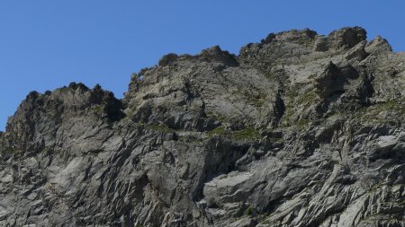 Ce trou dans les rochers nous a fait penser à une personne tenant sa tête avec son bras gauche !