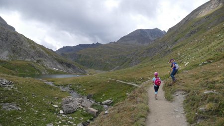 Les derniers mètres avant le Lac Égorgéou et ses panneaux instructifs.