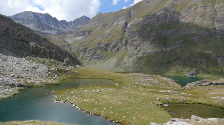 En s’élevant ainsi un peu, on peut voir le Lac Baricle et le Lac Égorgéou en même temps.