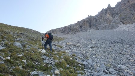 La zone herbeuse atteinte, on la remonte en laissant le pierrier à main droite