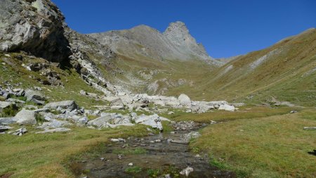 On rejoint le sentier conduisant au Col Blanchet dans l’axe, et au Col Longet sur la gauche.