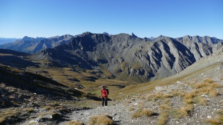 Regard arrière vers le Col Agnel ; Tête des Toillies et Rubren pointent le bout de leur nez.