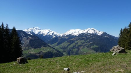 Au point haut (1500m), parking départ rando été