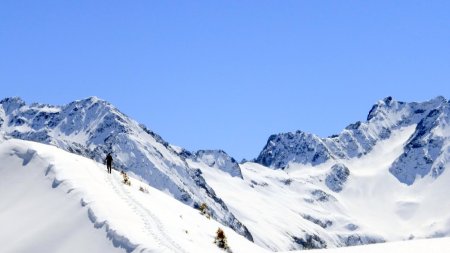 Skieur sur la crête