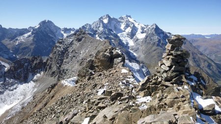 Du Pic Est de Combeynot, vue de l’arête vers le Pic Ouest, dominé par le Pic Gaspard et la Meije