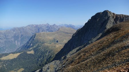 Le Grand Pic de Belledonne, au loin, plein centre.